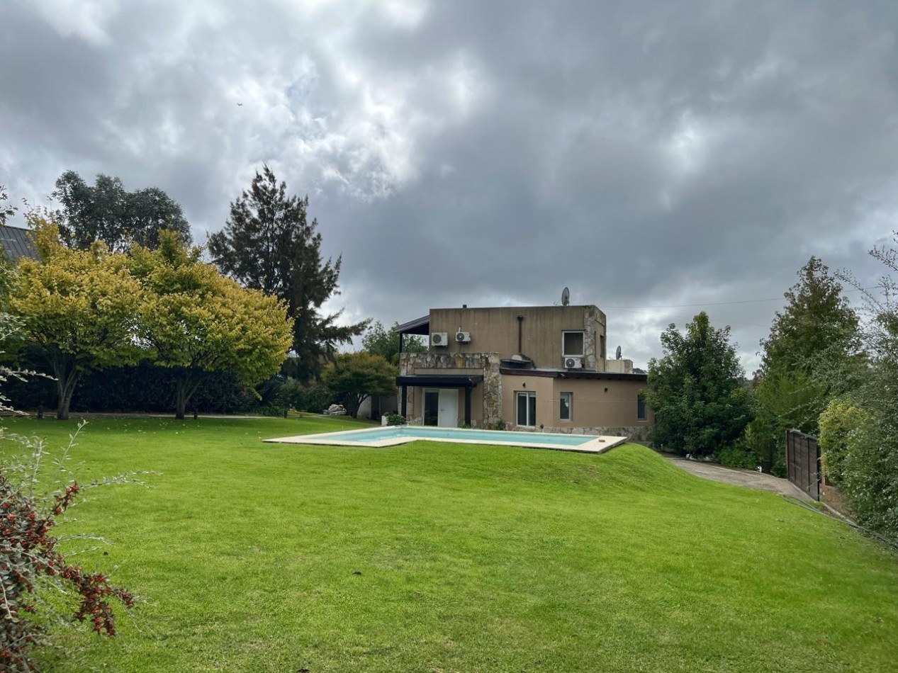 CASA SOBRE DOS LOTES / SIERRA DE LOS PADRES