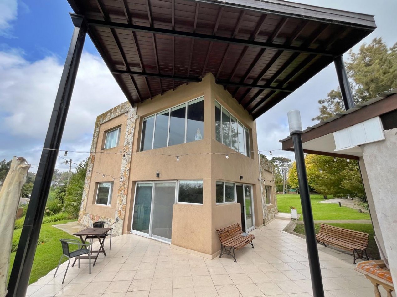 CASA SOBRE DOS LOTES / SIERRA DE LOS PADRES