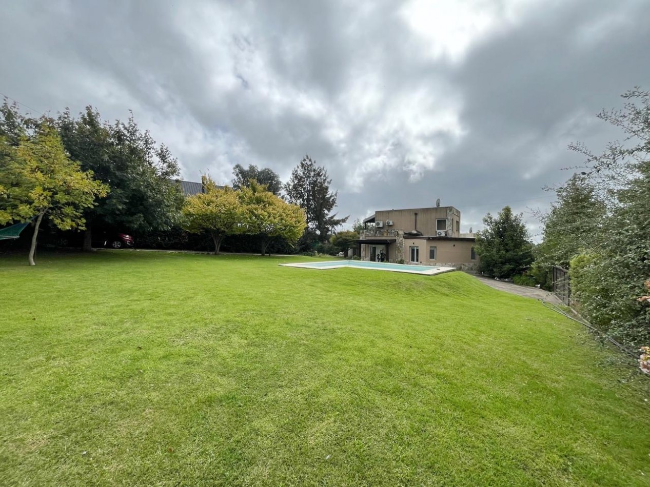 CASA SOBRE DOS LOTES / SIERRA DE LOS PADRES
