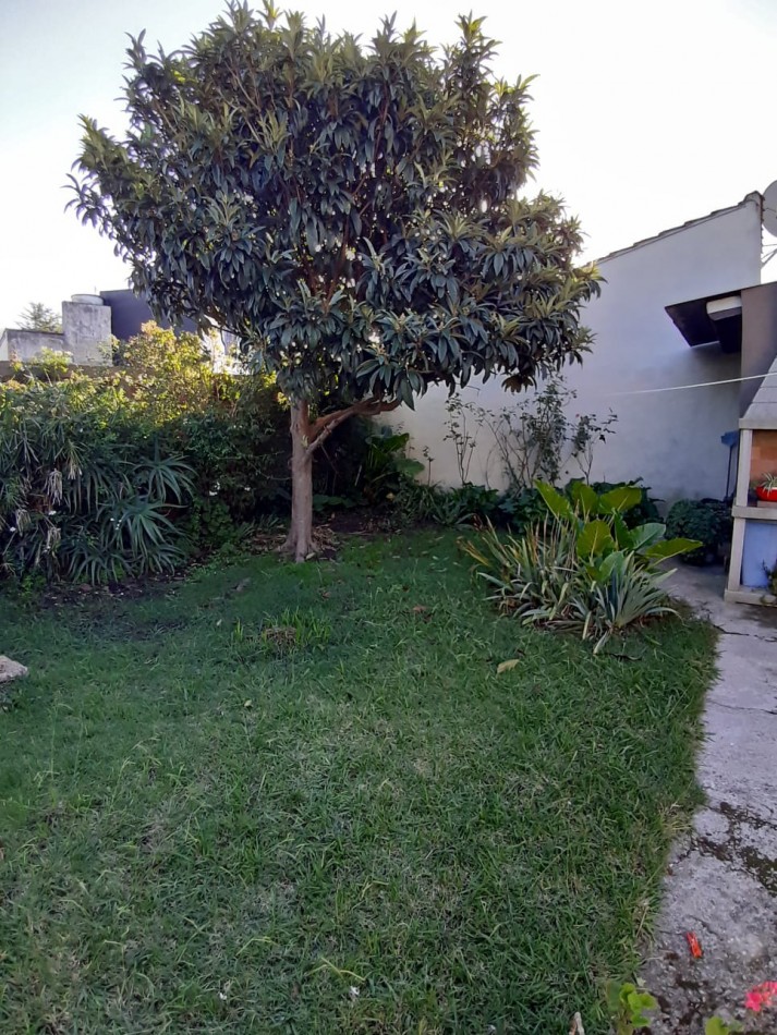 BARRIO DON EMILIO / ALQUILER 12 MESES / CASA TRES AMBIERNTES CON JARDIN