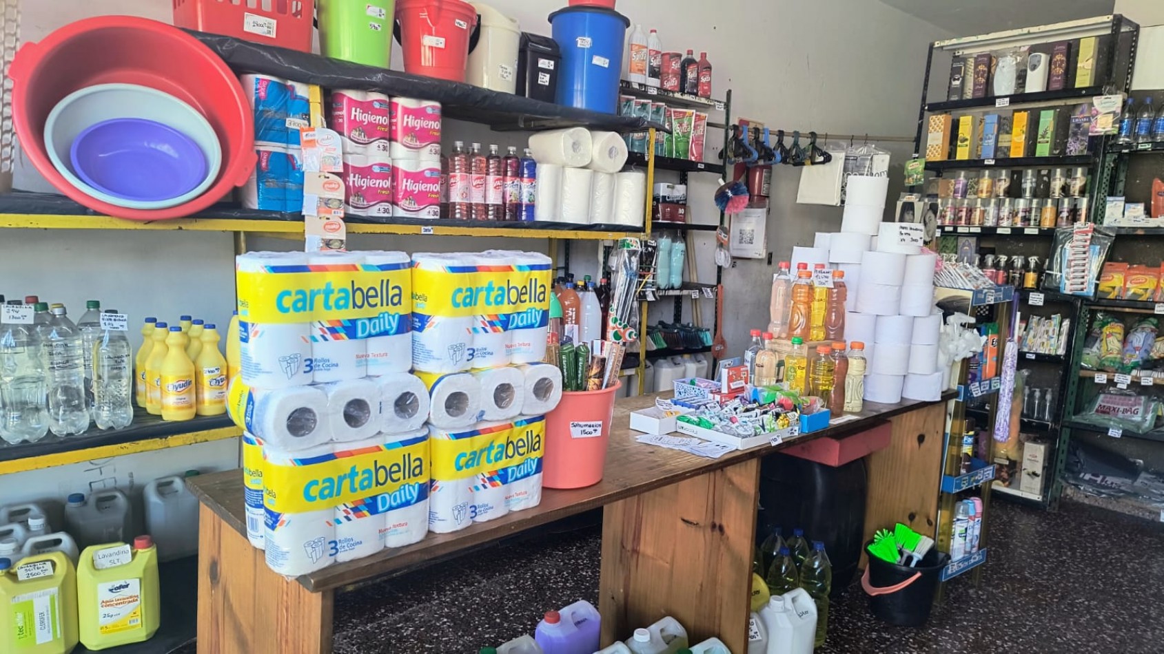 Fondo de comercio: Perfumeria y Limpieza / Sobre Calle Cerrito y Rosales. / Barrio Cerrito San Salvador.