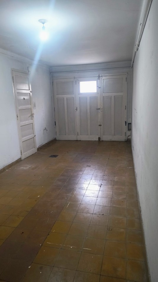 CASA EN BARRIO CERRITO/ TRES AMBIENTES CON PATIO Y GARAGE 