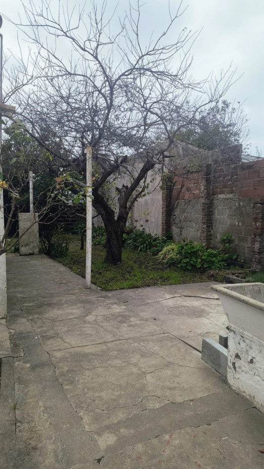 CASA EN BARRIO CERRITO/ TRES AMBIENTES CON PATIO Y GARAGE 