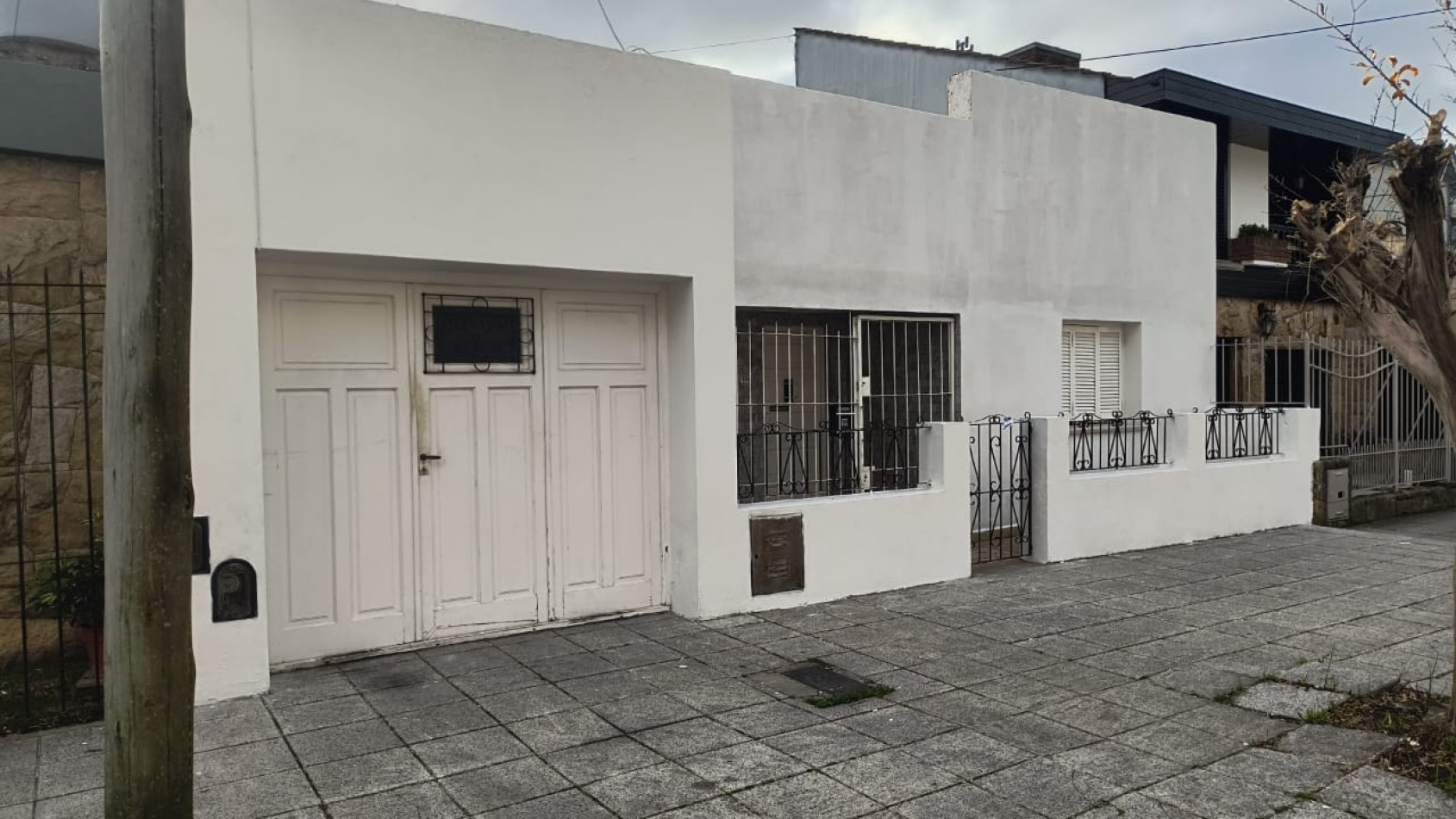 CASA EN BARRIO CERRITO/ TRES AMBIENTES CON PATIO Y GARAGE 