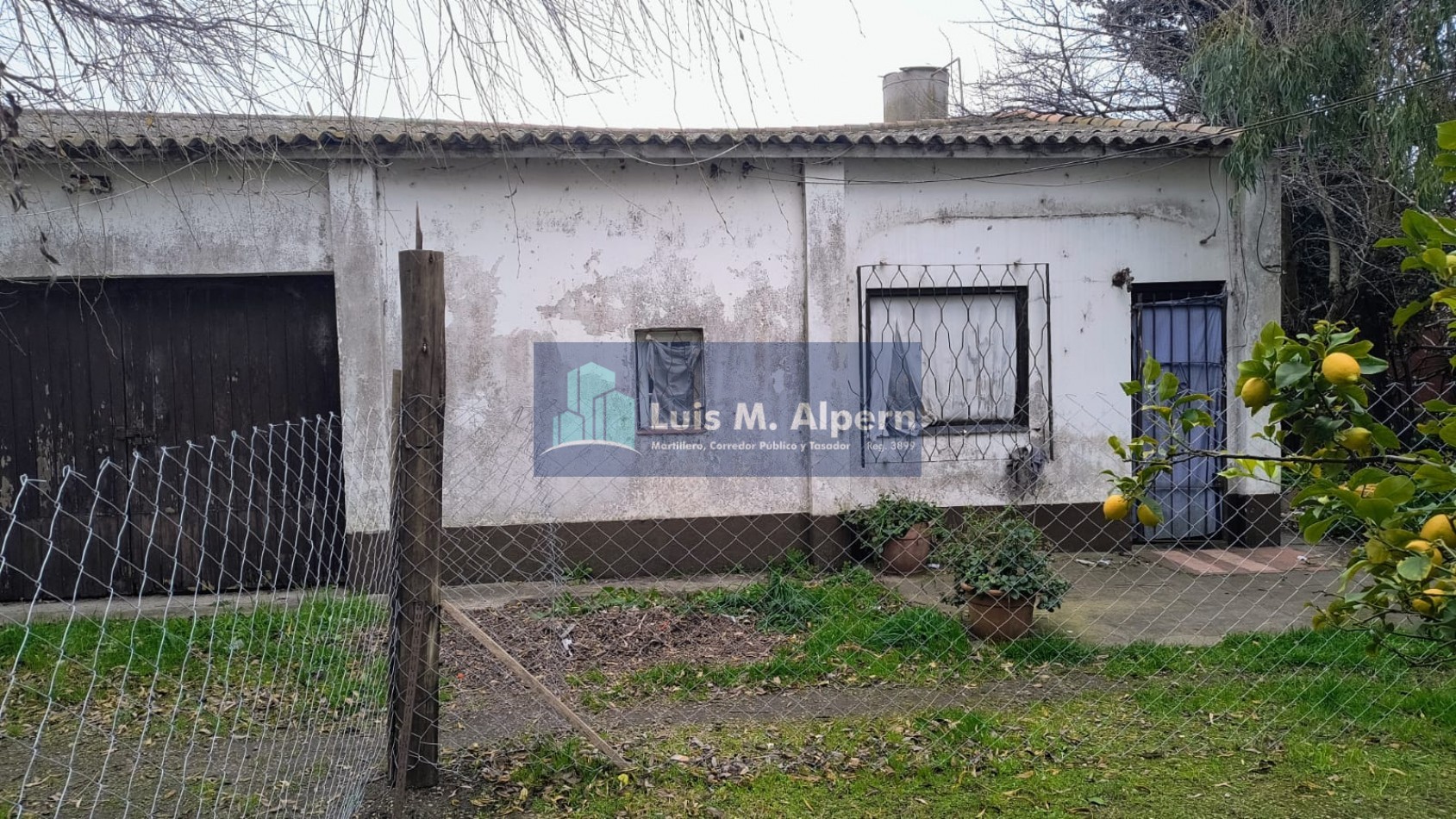 Barrio Felix U. Camet / VENTA EN BLOCK / Chalet + Departamentos + Galpones. 