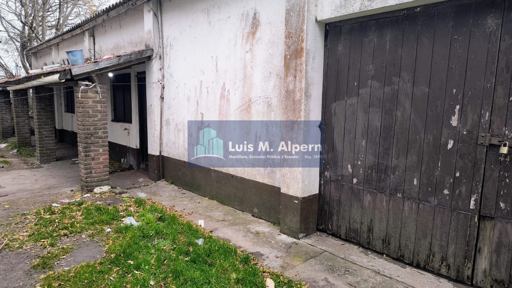 Barrio Felix U. Camet / VENTA EN BLOCK / Chalet + Departamentos + Galpones. 