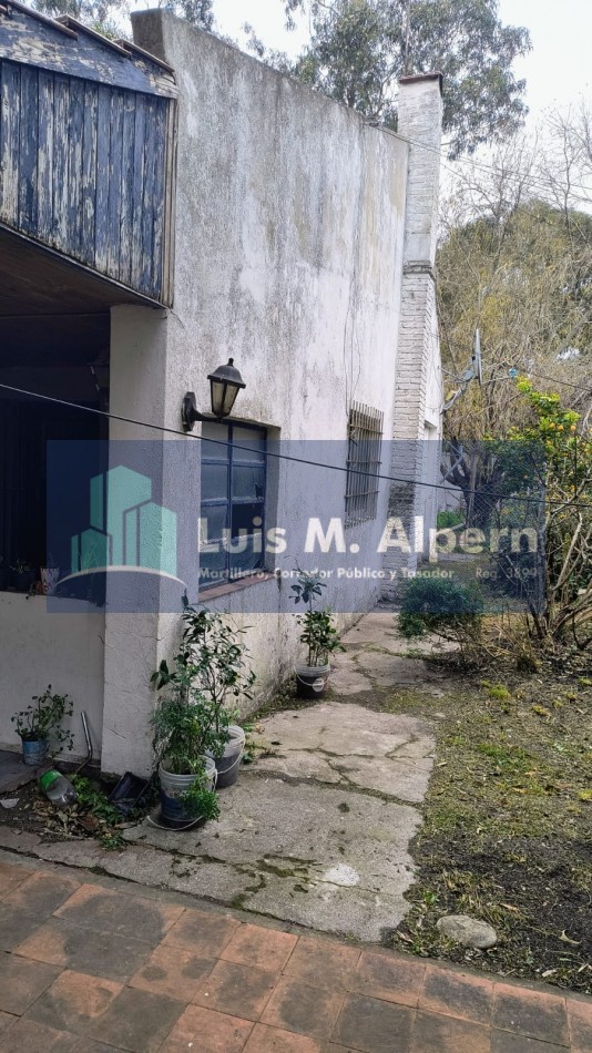 Barrio Felix U. Camet / VENTA EN BLOCK / Chalet + Departamentos + Galpones. 