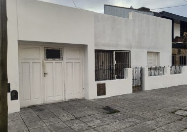 CASA EN BARRIO CERRITO/ TRES AMBIENTES CON PATIO Y GARAGE 